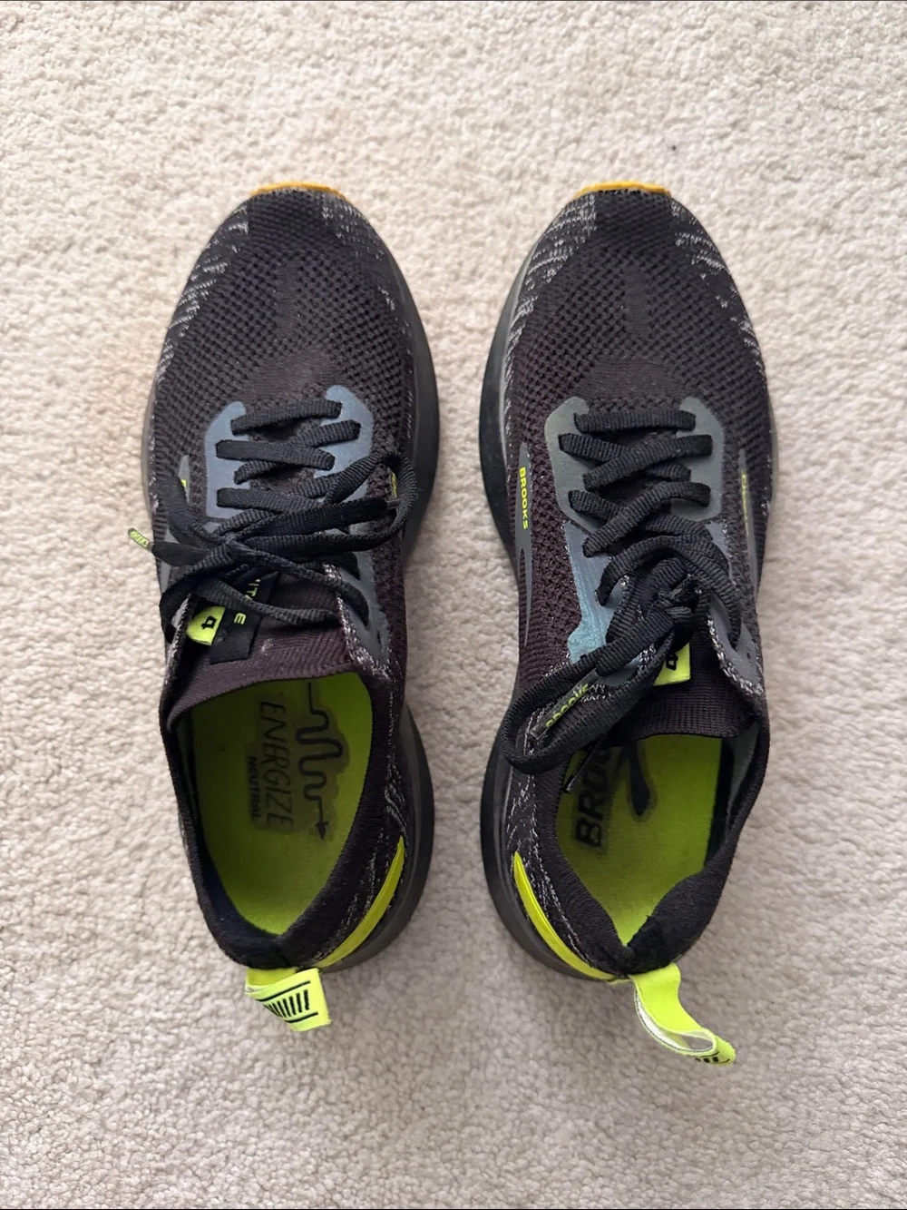Women’s Brooks Levitate 4 in Black/Neon